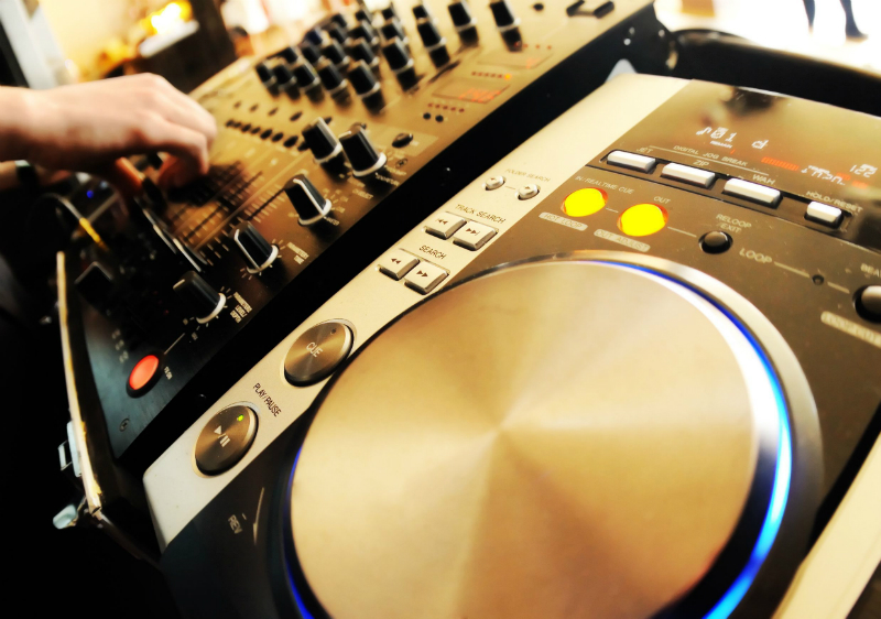 The Advantages of Renting Equipment That You Need for Your Performances
